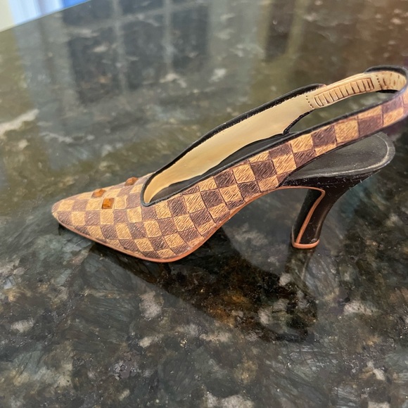 Just the Right Shoe CHECK IT OUT
#25107 - Picture 4 of 6